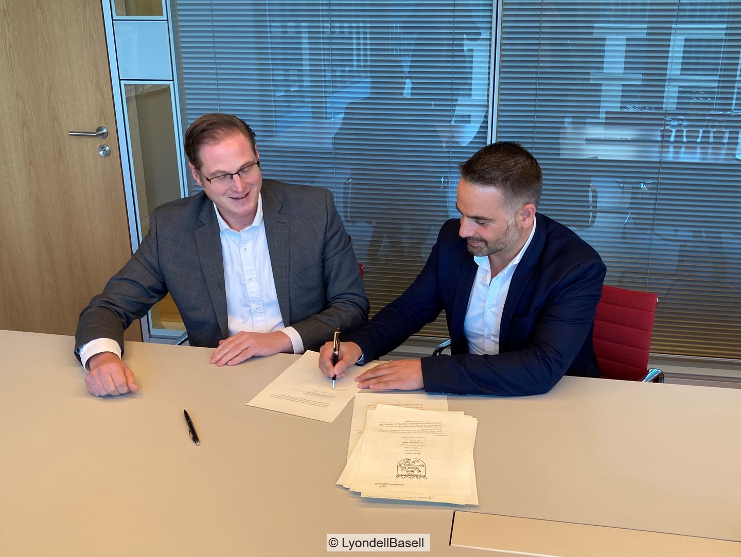 Matthijs Beijk (Lyondellbasell, l.) und Kai Hoyer (23 Oaks Investment, r.) unterzeichnen die Vereinbarung zur Gründung von Source One Plastics.