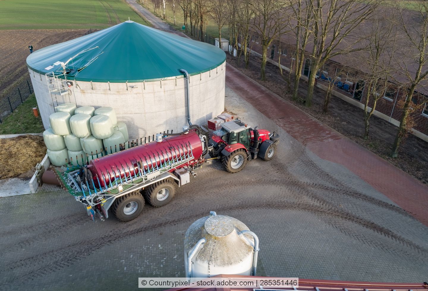 Traktor beliefert Biogasanlage mit Gülle
