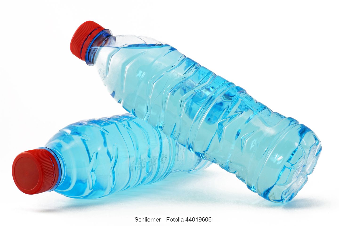 Zwei transparente Kunststoffflaschen mit roten Verschlüssen, gefüllt mit einer bläulichen Flüssigkeit.