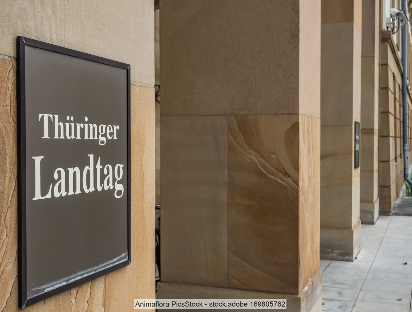 Schild mit Aufschrift "Thüringer Landtag" an Mauer im Eingangsbereich des Landtaggebäudes in Erfurt