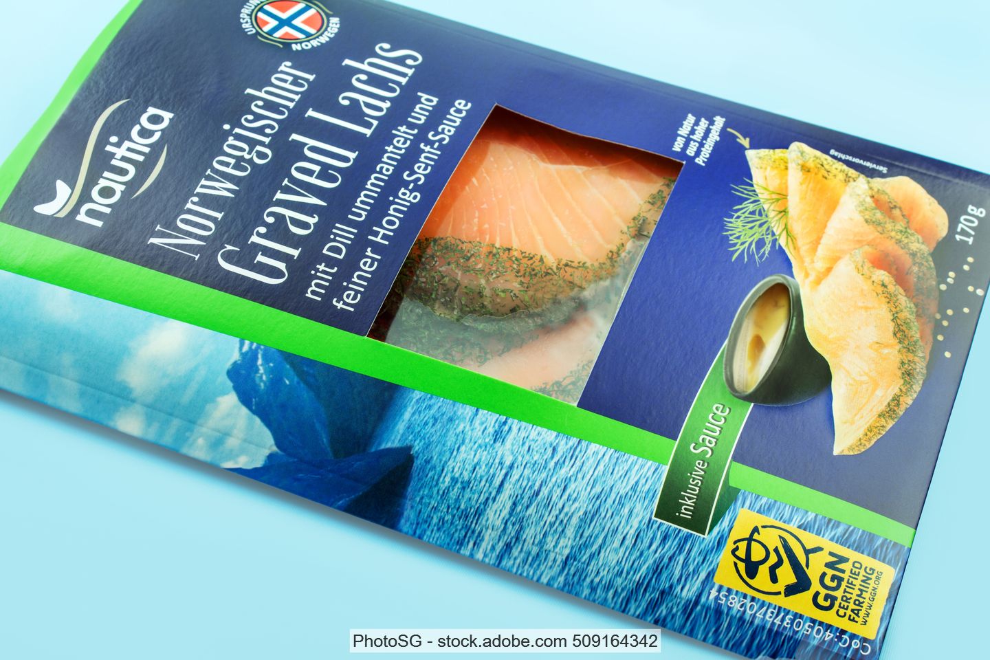 Verpackung aus Papier und Kunststoff für Lachs von Lidl-Eigenmarke Nautica