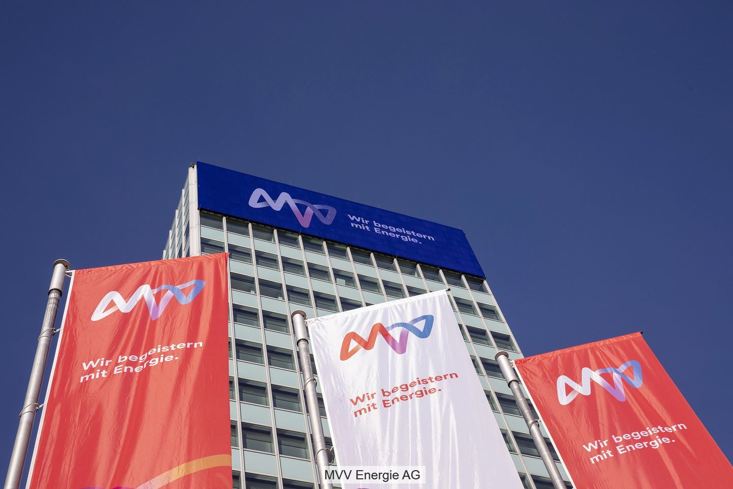 Vor der Zentrale der MVV in Mannheim wehen Fahnen des Unternehmens