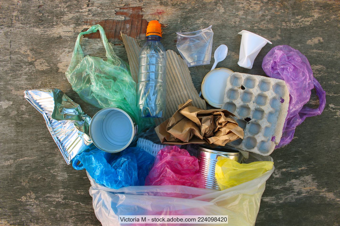 Verschiedene Verpackungsabfälle aus Metall, Kunststoff und Pappe
