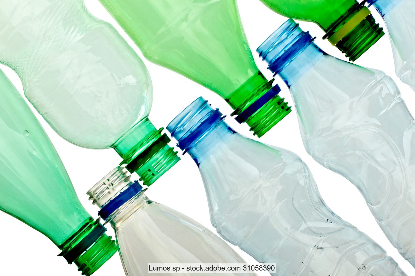 Aufgereihte PET-Flaschen ohne Verschluss in glasklar, bläulich und grün.