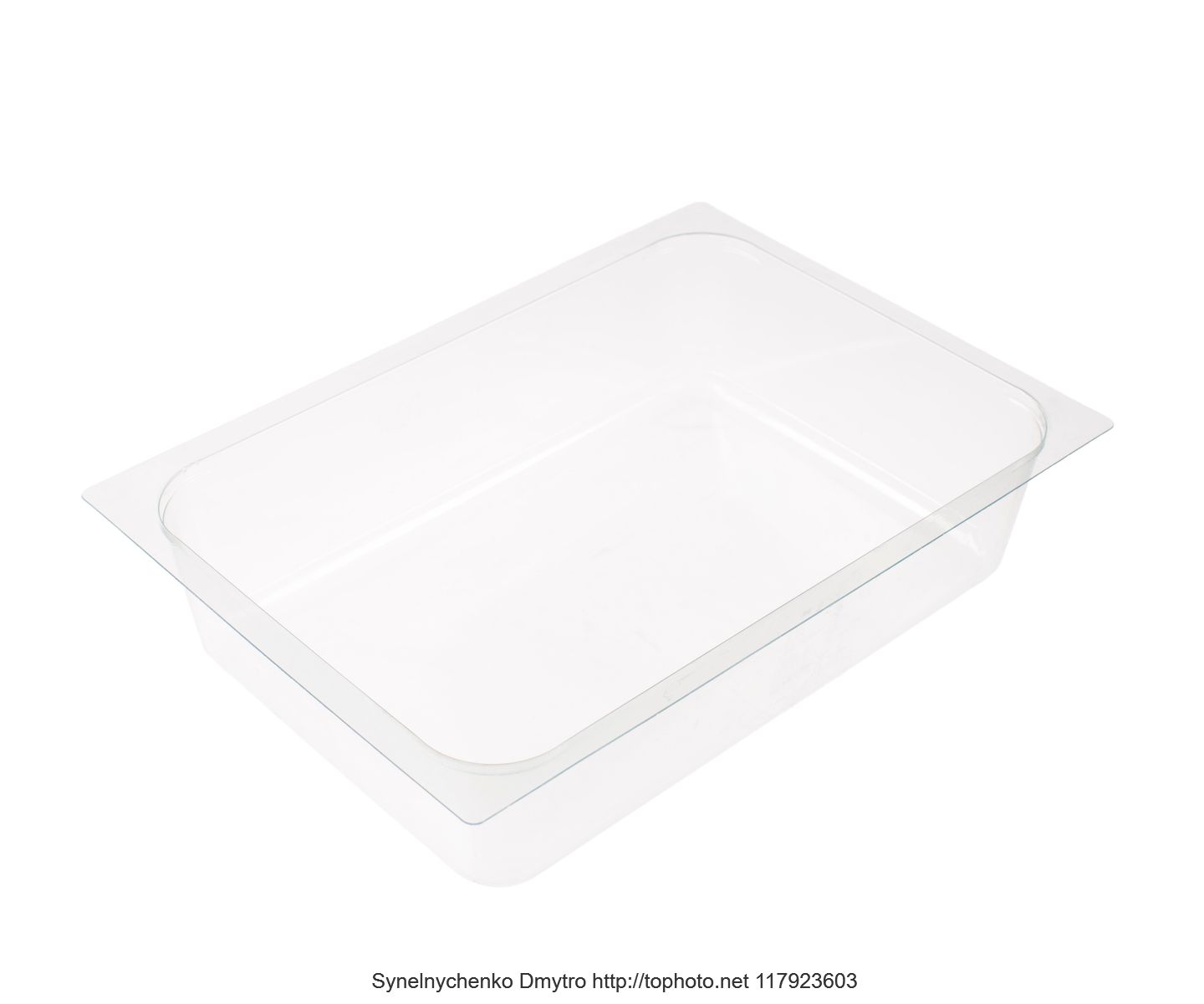 Klare Tray-Verpackung für Lebensmittel vor weißem Hintergrund