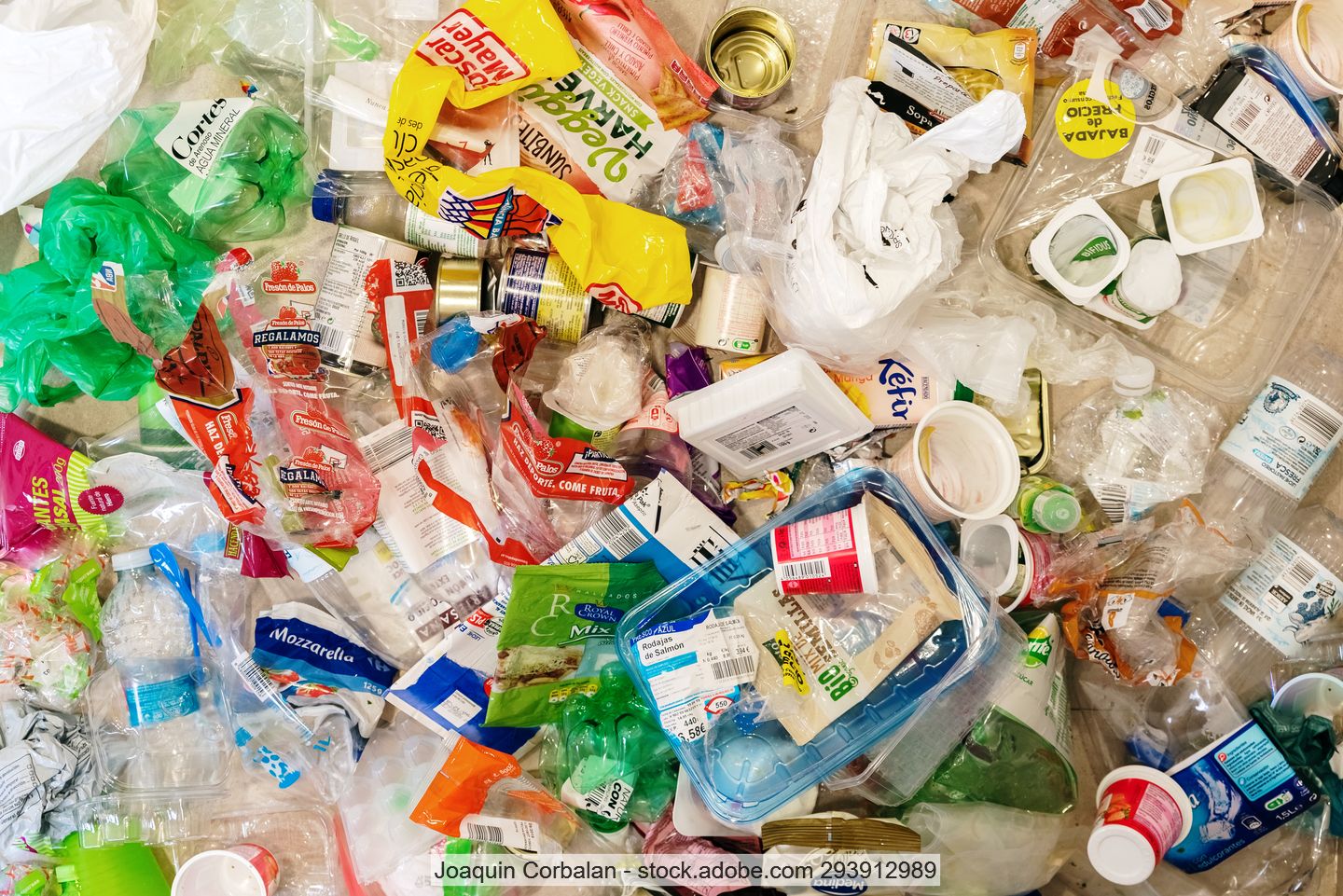 Verschiedene gebrauchte Lebensmittelverpackungen aus Kunststoff, darunter Flaschen, Yoghurtbecher, Schalen und Folien