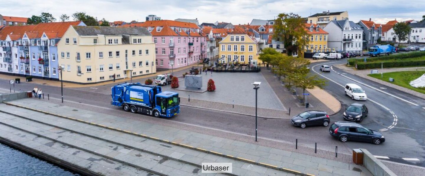 Müllfahrzeug von Urbaser in einer skandinavischen Stadt