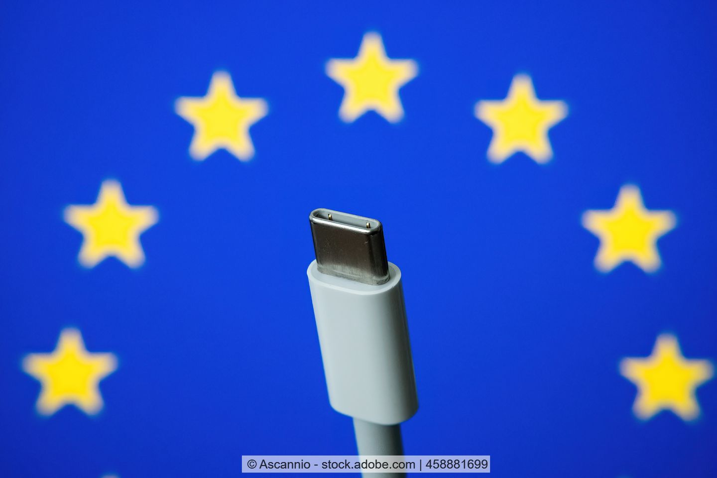 Ein USB-C Ladekabel liegt auf einer EU-Flagge.