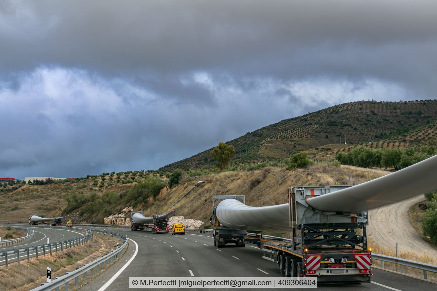 Turbinenschaufeln von Windrädern werden per LKW transportiert.