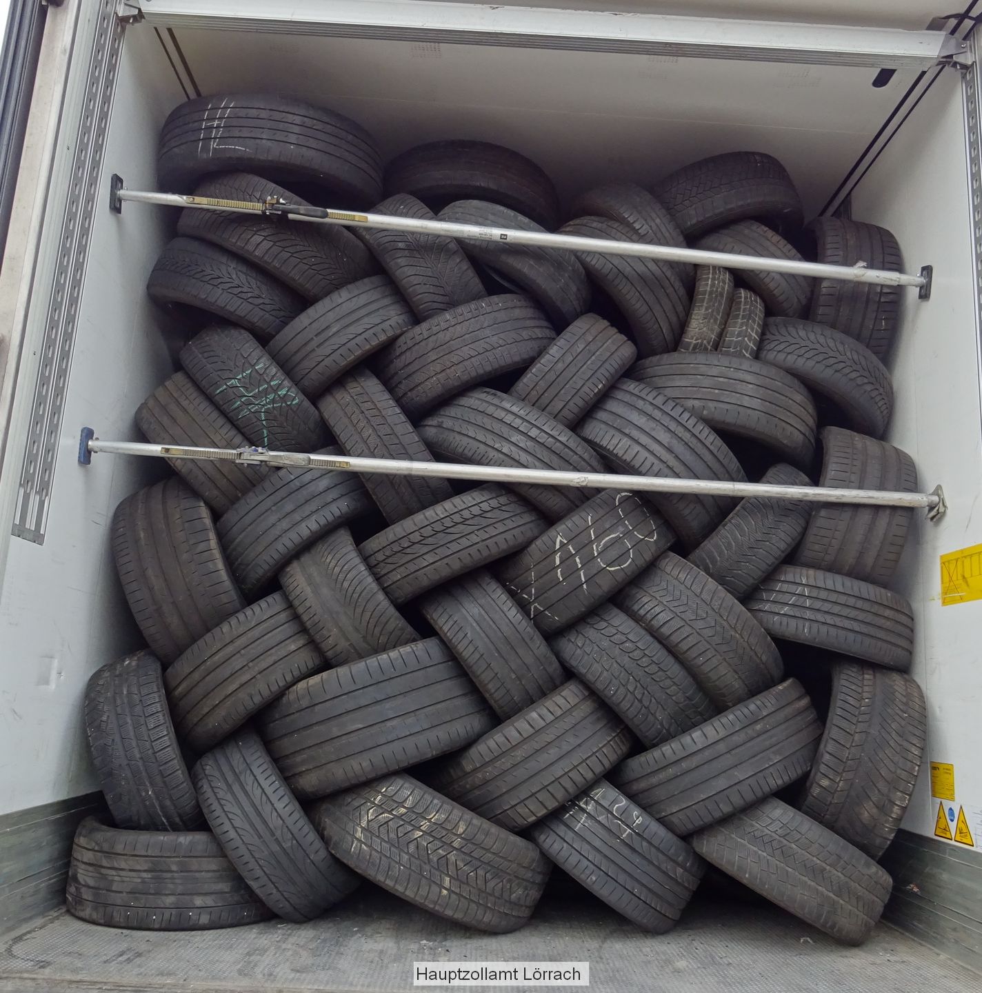 Zollamt stuft Reifen als Abfall ein und weist Import zurück